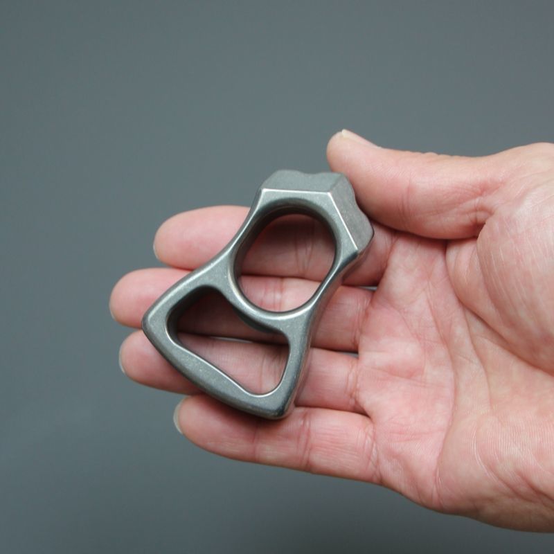 Abridor de garrafas Titanium Assault Knuckle Duster Defense EDC