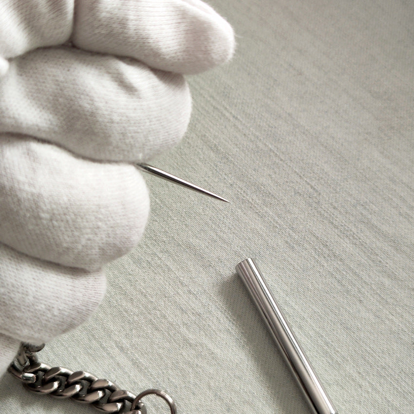 Crocifisso in titanio con ciondolo a catena in acciaio 304, stuzzicadenti, strumento EDC