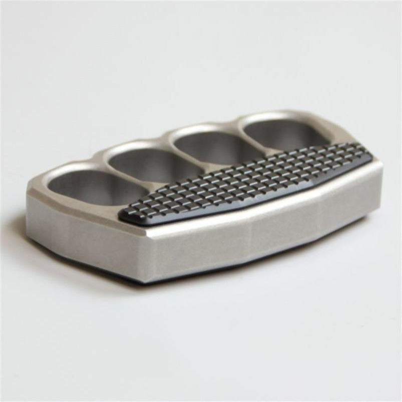 Magnetic clip steel knuckle duster attached to belt for carry demo